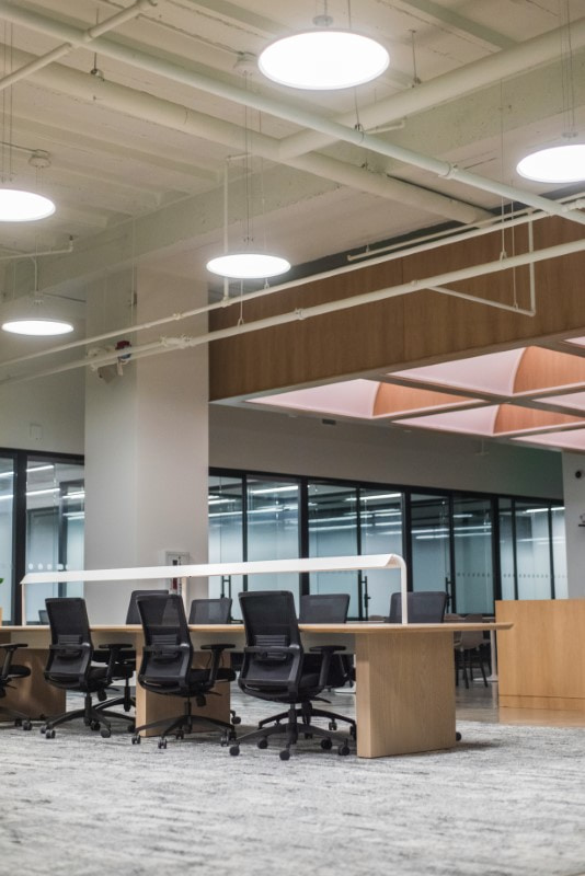 jose-losada-reformas-oficinas Oficina recien reformada con mesas de madera y sillas ergonómicas, además de puntos de luz